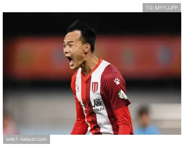 河南队中后卫失误送出大礼 防守专注度不足导致被扳平 河南队中后卫失误送出大礼 防守专注度不足导致被扳平